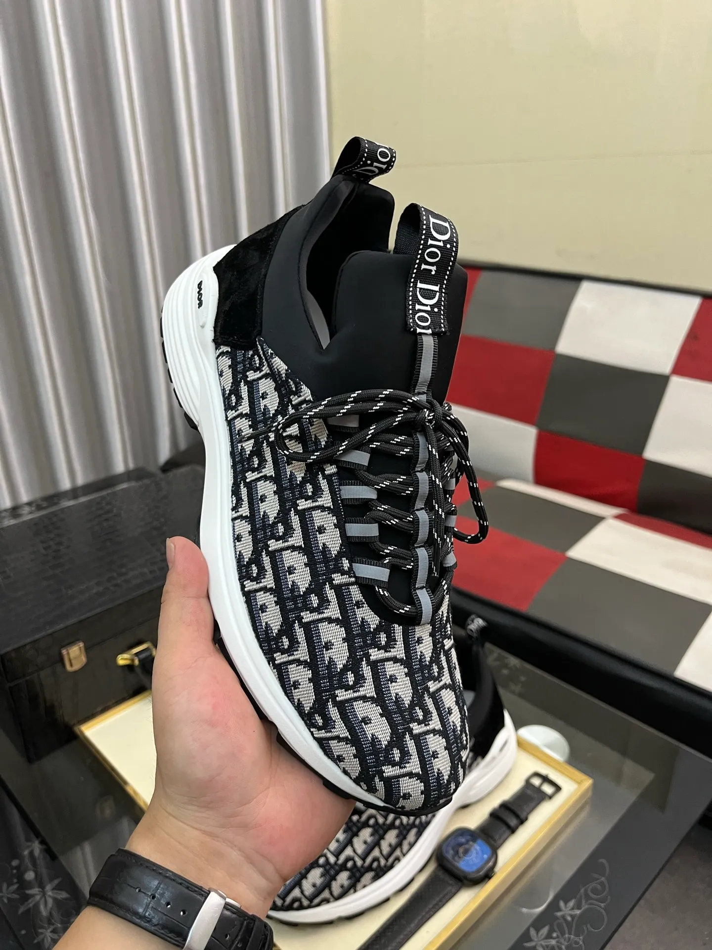Men's Men's Shoes💰440⌚️⌚️ Dior's casual and sporty style combines the elements of dad's bag-soled shoes, successfully breaking through the dad shoe style that has been on the streets in recent years, and becoming a beautiful landscape in luxury goods. The fabric is high mercerized with breathable mesh, and the mesh on both sides of the shoe is made of three layers of composite technology. The bottom process uses package molding fabrics: imported high mercerized 🐂 cowhide stitching with original customized D-shaped mesh code number: 38-443️⃣Colors available